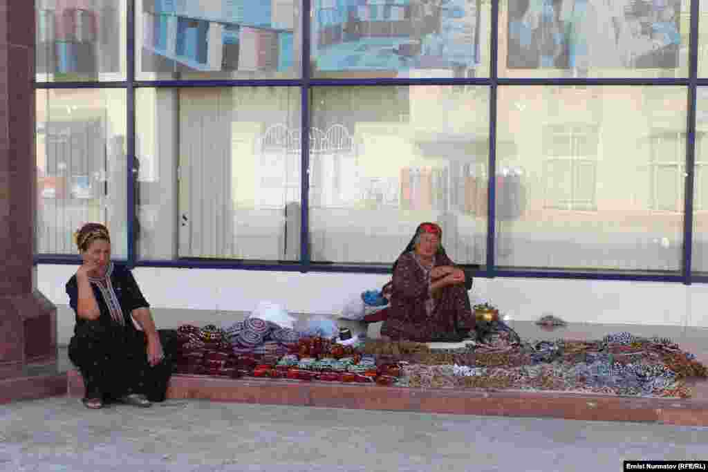 Торговцы национальными сувенирами
