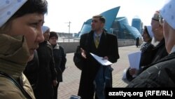 Правозащитник Вадим Курамшин беседует с  родственниками заключенных, которые хотят подать жалобу на их условия содержания в тюрьмах. Астана, 1 апреля 2011 года. 