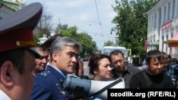 Космонавт Салижан Шарипов кыргыз элчилигинин алдына нааразылыкка чыккандар менен. Москва, 2010-жылдын июну. 