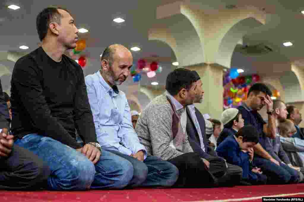 Молебень у столичній мечеті &laquo;Ар-Рахма&raquo; з нагоди головного мусульманського свята Курбан-байраму (свято жертвопринесення). У програмі заходу також відбулися святковий намаз, проповідь і тематичний ярмарок. Київ, 24 вересня 2015 року