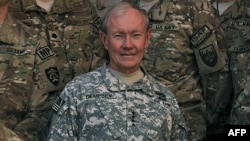 АКШ Куралдуу күчтөрүнүн биргелешкен штабынын акими, генерал Мартин Демпси Эл аралык коопсуздукка көмөктөшүү күчтөрү-ISAFтин Кабылдагы штабында сүрөткө түшүүдө. 20-август, 2012.