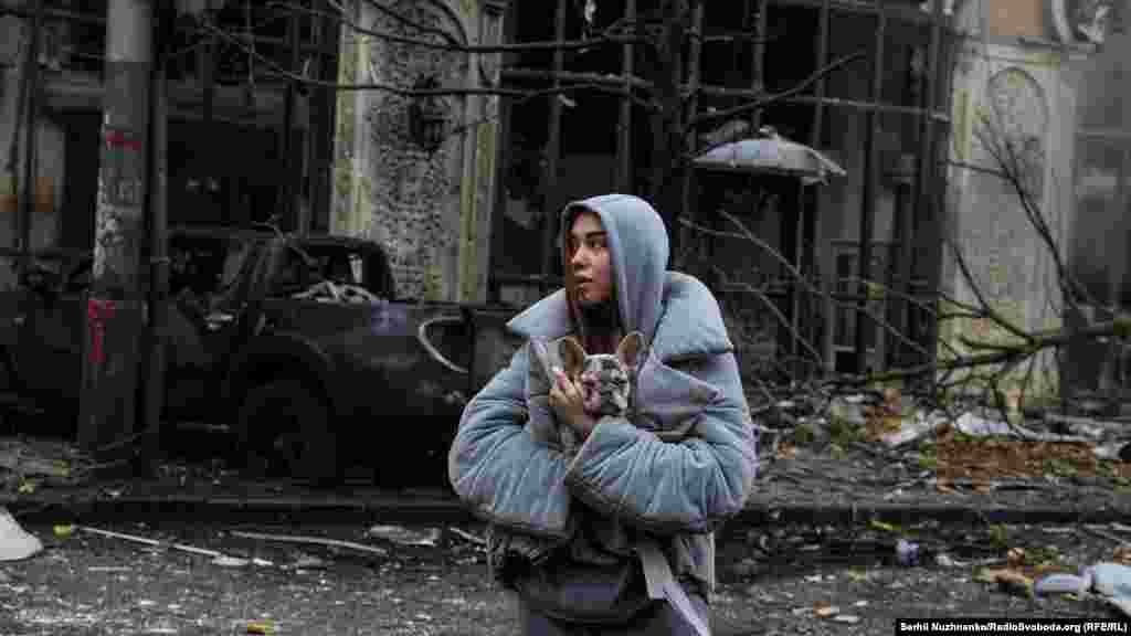 Этот снимок шокированной женщины, укрывающей в пальто свою собаку, журналист Азаттыка сделал вскоре после удара в самом центре Киева