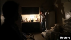 مغازه‌‌ای در بازار تهران بدون برق