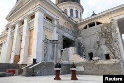 Президент України Володимир Зеленський і прем’єр-міністр Греції Кірьякос Міцотакіс (ліворуч) під час пресконференції біля пошкодженого раніше російським ракетним ударом собору. Одеса, 6 березня 2024 року