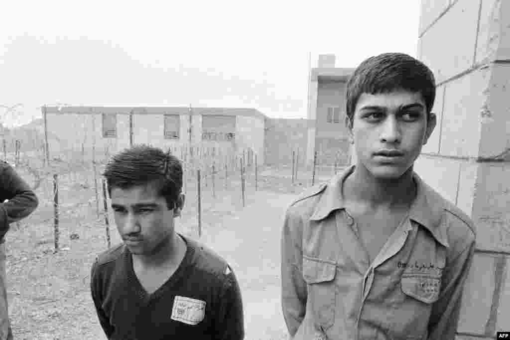 У 1980-х роках за підтримки американських спецслужб Ізраїль провів у Лівані кілька спецоперацій проти Організації визволення Палестини, яку підтримував СРСР. Після цього підпільно перепродував відвойовану зброю до Ірану, в обхід збройового ембарго, накладеного на країну. Але зброя використовувалася Іраном не тільки у війні з Іраком, як планувалося: частина її потрапила до антиамериканським військових угрупувань. Друга частина тієї ж угоди відома як скандал &laquo;Іран-Контрас&raquo;: тоді Ірану поставляли вже американську зброю, а виручені гроші йшли на підтримку &laquo;контрас&raquo; у Нікарагуа. На фото &ndash; іранські військовополонені у таборі іракського міста Рамаді. Ірано-іракська війна. Квітень 1985