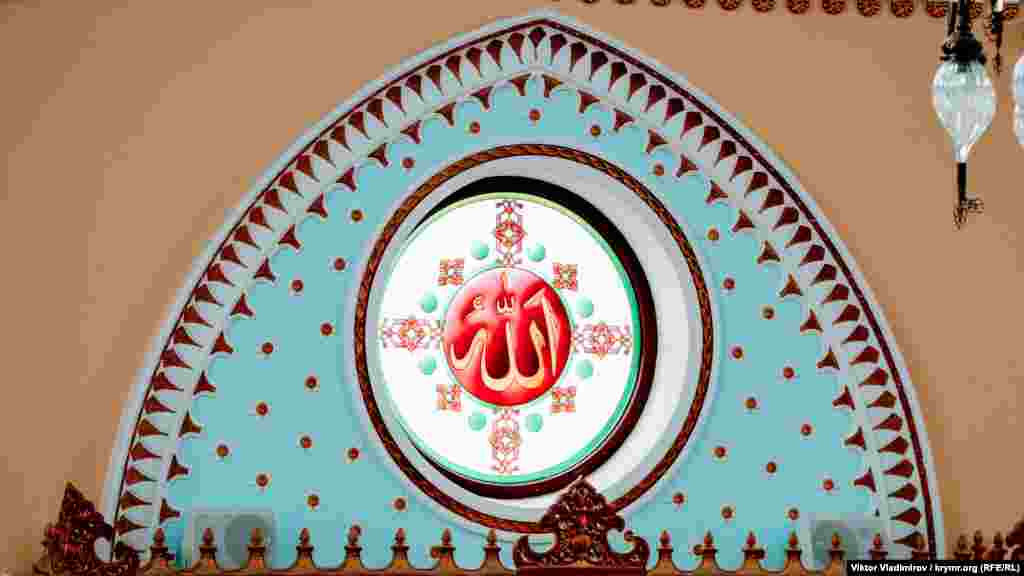 Витражное окно в цветном стиле