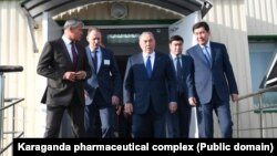 Нурсултан Назарбаев (в центре) в бытность президентом Казахстана и бизнесмен Кайрат Боранбаев (крайний слева). 6 сентября 2018 года