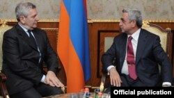 Armenia - President Serzh Sarkisian (R) meets with Italy's Defense Minister Giampaolo Di Paola in Yerevan, 16Oct2012.