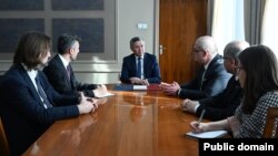 Жогорку Кеңештин төрагасынын орун басары Нурланбек Азыгалиев Түркиянын Кыргызстандагы элчиси Ахмет Садык Доган жана Түркиянын "Маариф" фондунун өкүлдөрү менен жолугушту.