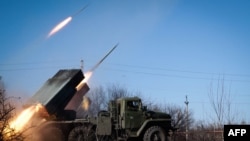 شورشیان هوادار روسیه با سلاح‌های سنگین مواضع نیروهای دولتی اوکراین را در دبالتسو شدیدا گلوله‌باران می‌کنند.