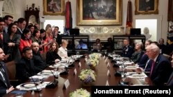 Президент США Дональд Трамп зустрівся з президентом України Володимиром Зеленським в кімнаті Кабінету міністрів Білого дому у Вашингтоні,, 17 жовтня 2025 року