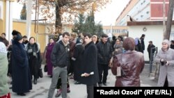 15 декабря вкладчики "Мовароуннахр"-а собрались у здания Верховного суда РТ.