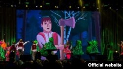 Мөселман кинофестиваленең ачылу тантанасыннан бер күренеш. Сәхнәдә - Тукайның 130 еллыгына багышлап шигырь һәм әкият геройлары, 5 сентябрь 2016 ел.