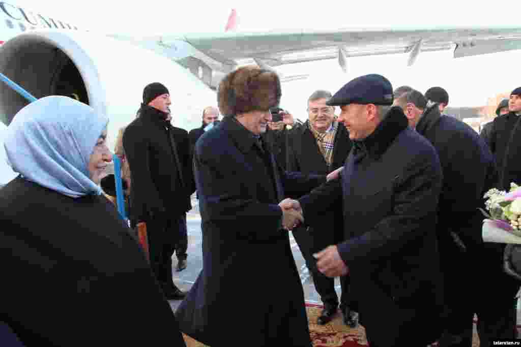 Төркия премьер-министры Бинали Йылдырымны Казан һава аланында Татарстан президенты Рөстәм Миңнеханов каршылый