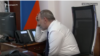 Премьер-министр Армении Никол Пашинян в прямом эфире в Facebook беседует с гражданами по телефону, Ереван, 27 марта 2020 г. 