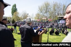 Камчыбек Ташиев Өзгөндө чогулгандар менен. 25-апрель, 2021-жыл.