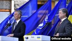 Петро Порошенко і Єнс Столтенберґ (п) у Києві, 10 липня 2017 року