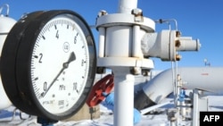 یک کارمند گاز در مرز اوکراین و اسلوواکی، میزان فشار گاز در ایستگاه تحویل را کنترل می‌کند (عکس از AFP)