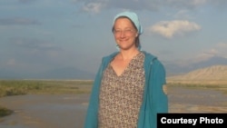 Жан Фео де ла Кроа Ак-Талаанын Куртка айылына чукул жерде эски чептин үстүндө турат. Артында Нарын дарыясы, 2016.