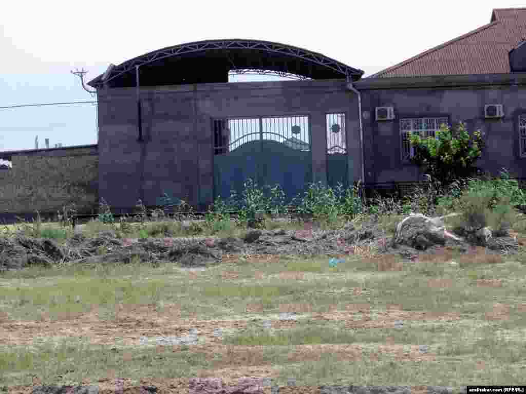 Şor obasy. Obalylar uly, özleri üçin amatly jaý salýarlar, emma köçelere esewan edilmeýär.