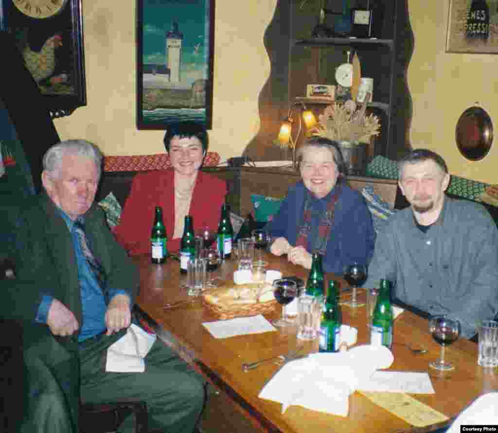 &nbsp;Вольга Караткевіч з Васілём Быкавым, Івонкай Сурвілай і Сяргеем Навумчыкам