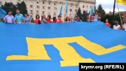 Крым татарларынын желегин көтөргөн активисттер. УКраина, Херсон облусу, 