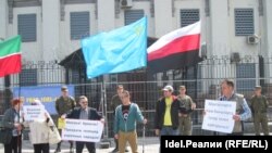 Азат Идел-Урал активистлары Киевта Идел буе халыклары хокукларын яклап оештырылган пикетта