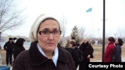 Мұнайшыларды қолдауға келген Нұрсұлу Отарбаева      Жаңаөзен қаласы, 15 наурыз 2010 жыл    