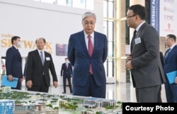 Қазақстан президенті Қасым-Жомарт Тоқаев (ортада) Назарбаев университетінде. Астана, 4 мамыр, 2022 жыл.