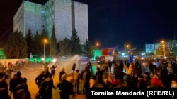 8 ноября против митингующих у здания ЦИК были применены водометы