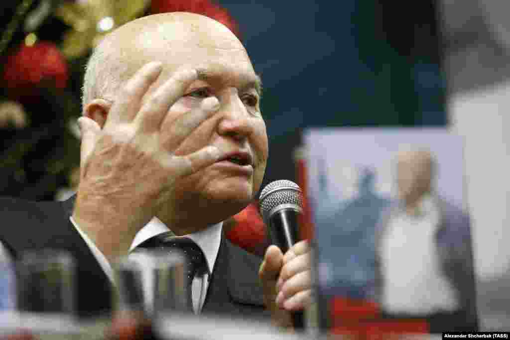 Лужков виступає на презентації своєї автобіографії в Москві 27 листопада 2017 року