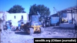 Sho‘rchi tumani bozorida tadbirkorlarning yarim kechasi buzib tashlangan do‘konlari