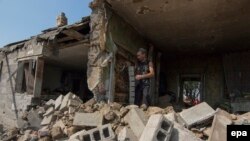 Жикчилдердин аткылоосунан талкаланган Мариуполдун жанындагы Сартана айылы, 17-август, 2015-жыл