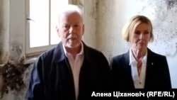 Унукі Сяргей Вайцяхоўскі і Гэлен Згагоўскі (сын і дачка адзінага сына Вайцяхоўскага — Юрыя) у інтэр’ерах былога штабу НКВД у Празе