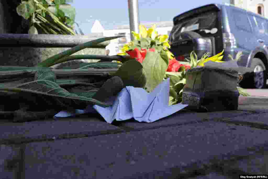 Паперові літачки біля сходів до посольства Нідерландів