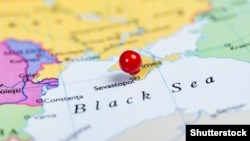 Раніше сьогодні кореспондент проєкту Радіо Свобода Крим.Реалії повідомив, що в Севастополі пролунали щонайменше чотири вибухи, і видно дим у районі Севастопольського морського заводу