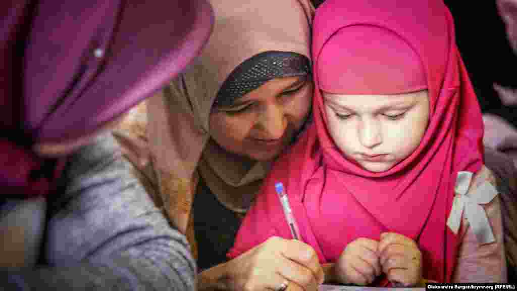 &quot;Yalta Hizb ut-Tahrir davasınıñ&quot; iştirakçisi Vadim Siruknıñ qızı Amina babasına SİZOğa mektüp yaza