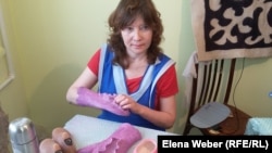 Инвалид по зрению Валида Гарифуллина — мастер, прошедший обучение по войлоковалянию. Темиртау, 7 декабря 2016 года.  