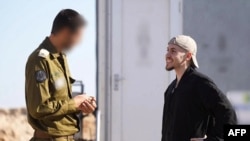 Барымтадан бошотулган израилдик Эйтан Мор. 