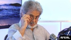 داریوش می گوید «تغییر درد و بها دارد اما آزادی نصیب ملت خواهد شد»