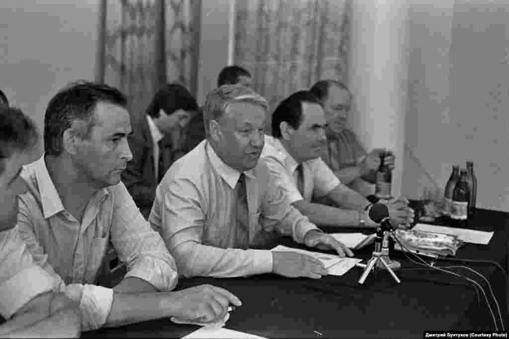 Президиумда сулдан: Ринат Мөхәммәдиев, Борис Ельцин, Миңтимер Шәймиев, Мөхәммәт Сабиров