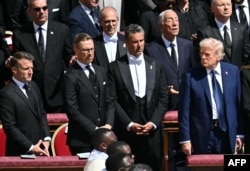 Президент Франції Емманюель Макрон (ліворуч), президент Фінляндії Александер Стубб (другий зліва) та президент США Дональд Трамп (праворуч) на церемонії поховання папи Римського Франциска. Ватикан, 26 квітня 2025 року