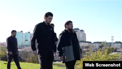 Глава Чечни Рамзан Кадыров вместе с мэром Грозного Шах-Магомедом Кадыровым инспектирует строящиеся объекты. Архивное фото