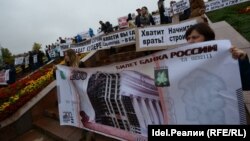 Казанда алданган фатир хуҗалары Русия акчасына төзелеп бетмәгән йорт сурәтен төшереп протест чарасына чыкты