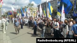 Харьковта украин активистлары ана телләрен яклап, яңа канунга каршылык белдереп урамга чыкты