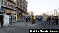 مأموران امنیتی عراق در محل یکی از حملات روز دوشنبه در بغداد