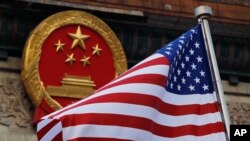 پرچم آمریکا در کنار آرم ملی چین، پکن، نوامبر ۲۰۱۷، هنگام سفر ترامپ به چین برای ایجاد موازنه بازرگانی در تجارت
