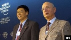 کلاوس شواب، بنیانگذار نشست سالانه داوس (سمت راست)