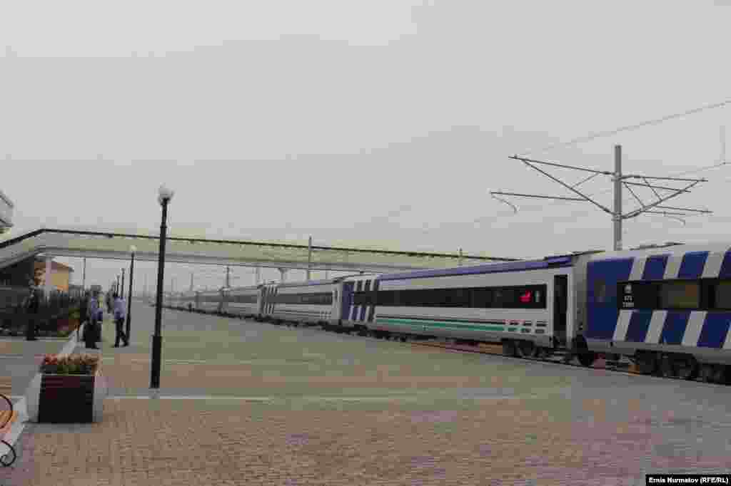 ​​Күндүн экинчи жарымында кыргызстандыктар Анжияндын темир жол бекетин жана Өзбекстандын өзүндө өндүрүлгөн электр поезддерин жакындан көрүштү.