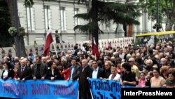 Тбилиси -- Грузиянын Жогорку сотунун имараты алдындагы митинг. Акцияга катышкандар саясий жүйөөлөр менен камалгандардын абактан бошотулушун талап кылышты. 
